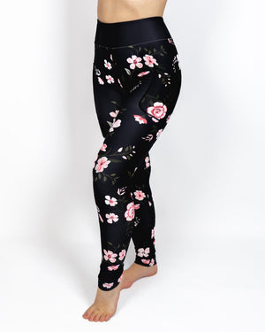 Kvinde i højtaljede mønstrede leggings. Tights har lommer på begge sider. Meget elastiske og squat proof.