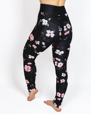 Kvinde i højtaljede mønstrede leggings. Tights har lommer på begge sider. Meget elastiske og squat proof.