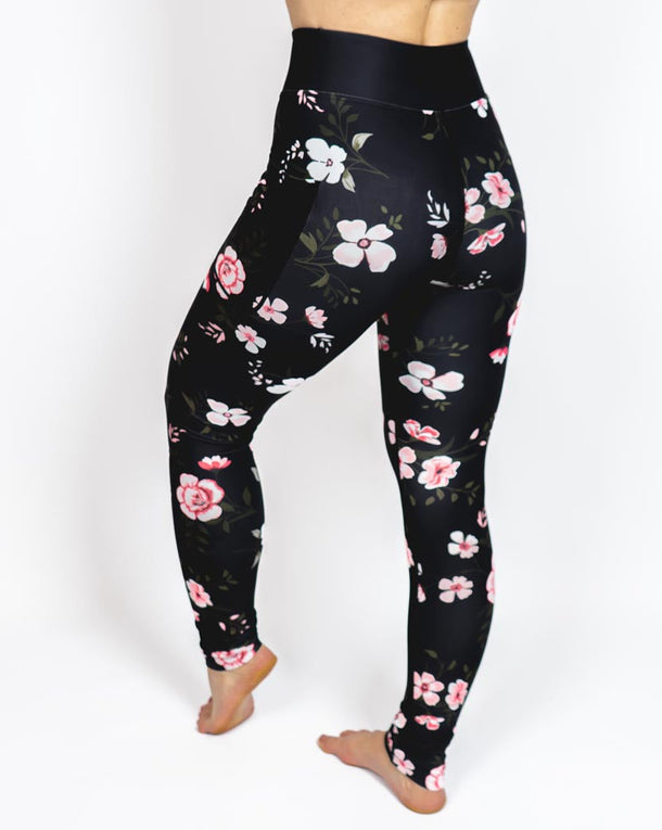 Kvinde i højtaljede mønstrede leggings. Tights har lommer på begge sider. Meget elastiske og squat proof.
