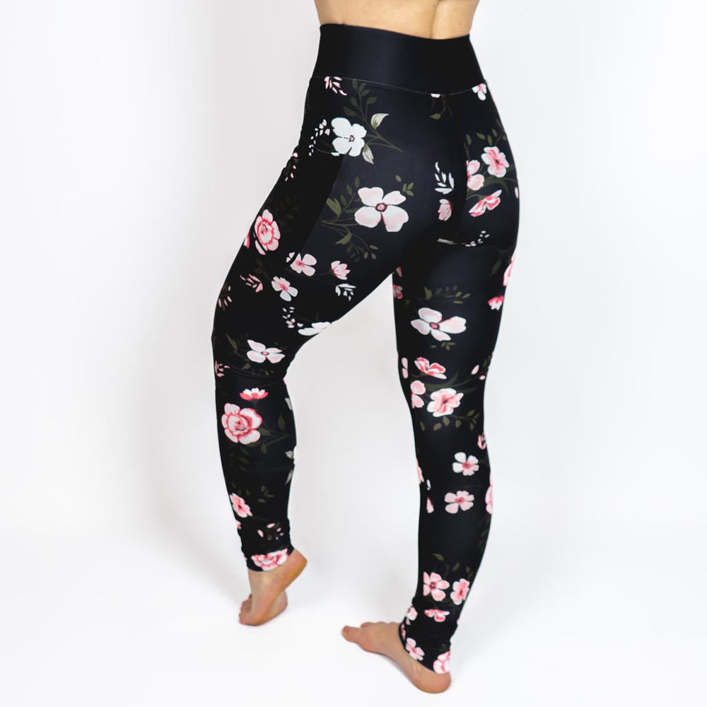 Kvinde i højtaljede mønstrede leggings. Tights har lommer på begge sider. Meget elastiske og squat proof.