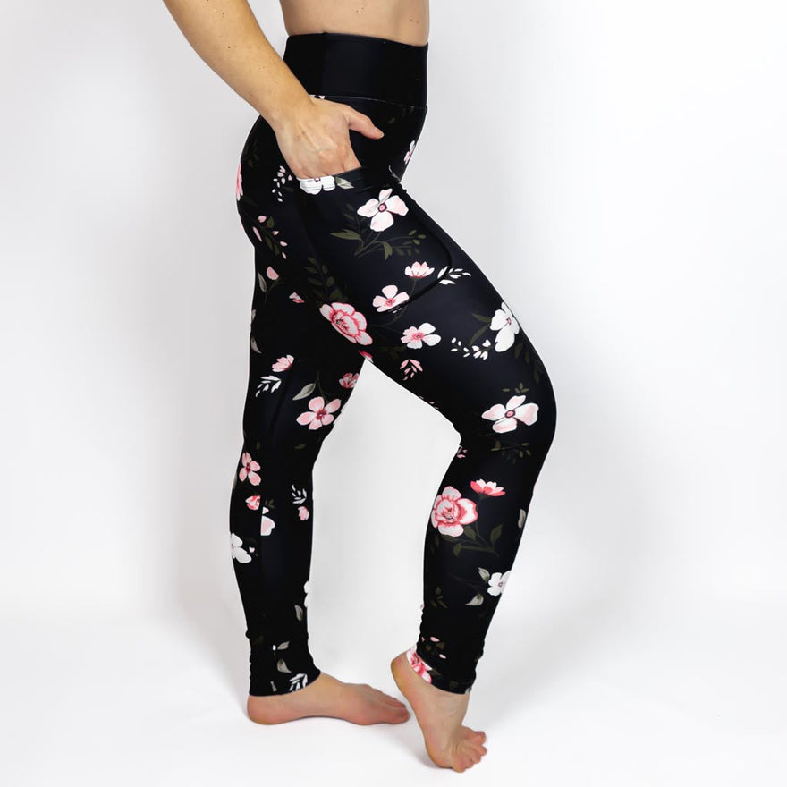 Kvinde i højtaljede mønstrede leggings. Tights har lommer på begge sider. Meget elastiske og squat proof.