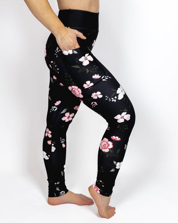 Kvinde i højtaljede mønstrede leggings. Tights har lommer på begge sider. Meget elastiske og squat proof.