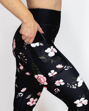Kvinde i højtaljede mønstrede leggings. Tights har lommer på begge sider. Meget elastiske og squat proof.