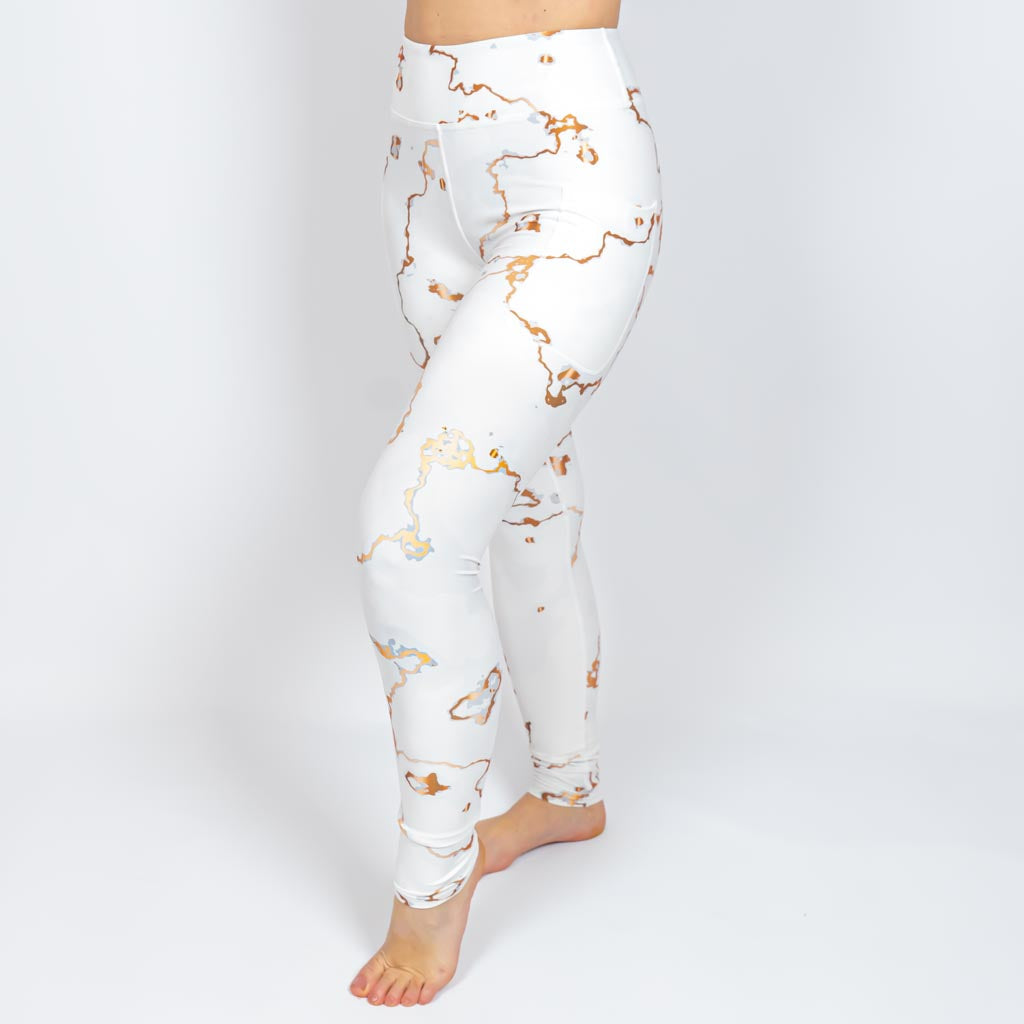 Kvinde i højtaljede mønstrede leggings. Tights har lommer på begge sider. Meget elastiske og squat proof.
