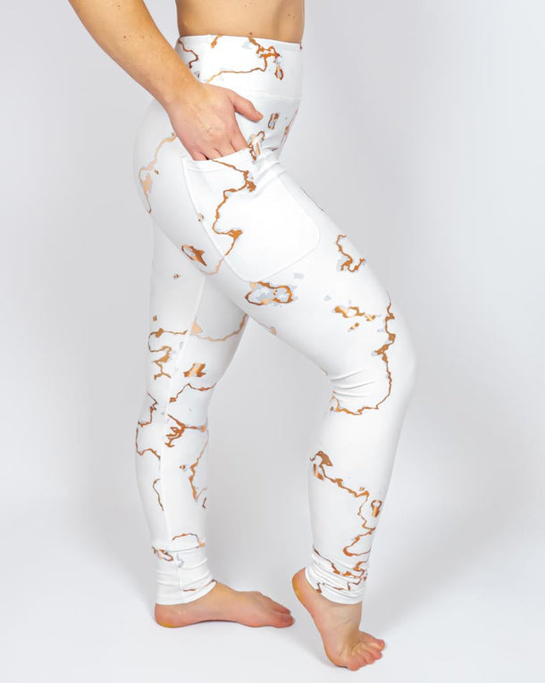 Kvinde i højtaljede mønstrede leggings. Tights har lommer på begge sider. Meget elastiske og squat proof.