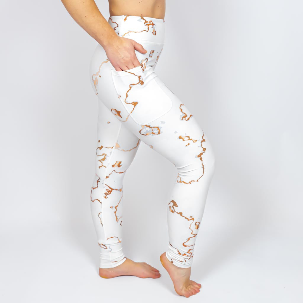 Kvinde i højtaljede mønstrede leggings. Tights har lommer på begge sider. Meget elastiske og squat proof.