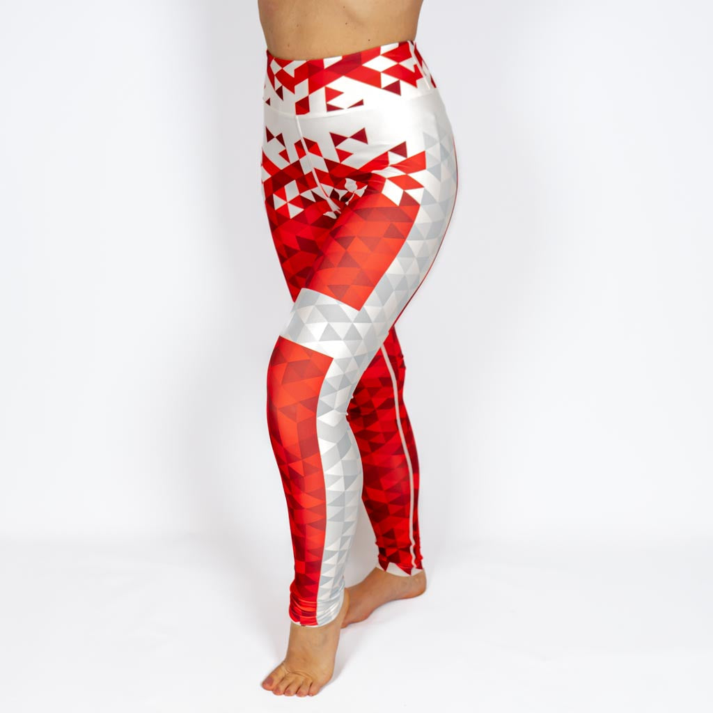 Kvinde i højtaljede mønstrede leggings. Meget elastiske og squat proof.