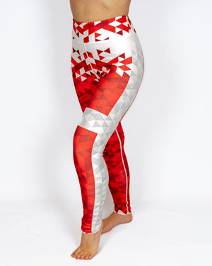 Kvinde i højtaljede mønstrede leggings. Meget elastiske og squat proof.