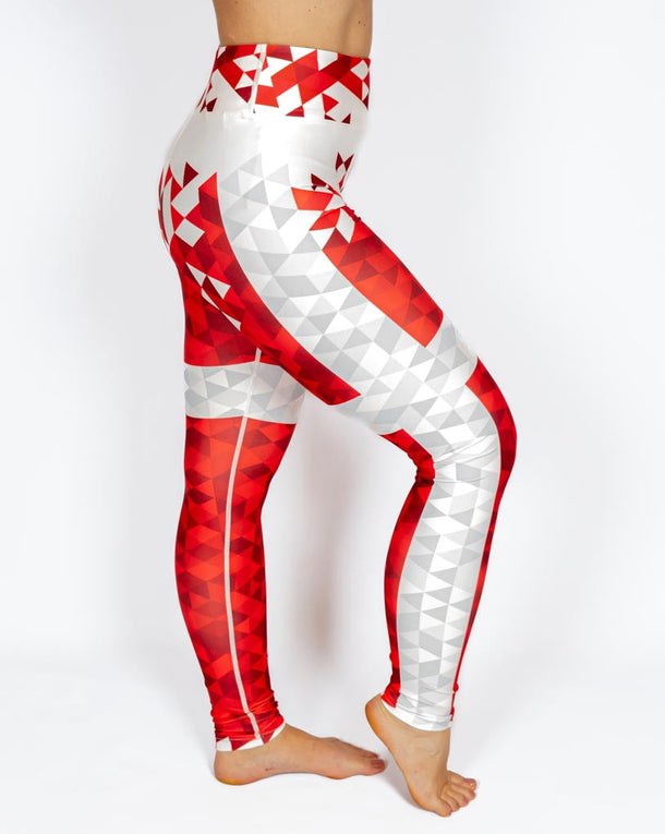 Kvinde i højtaljede mønstrede leggings. Meget elastiske og squat proof. 