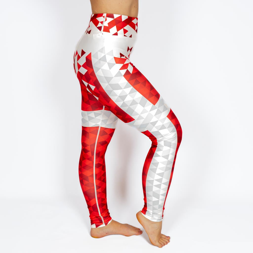 Kvinde i højtaljede mønstrede leggings. Meget elastiske og squat proof. 