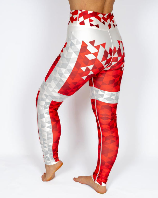 Kvinde i højtaljede mønstrede leggings. Meget elastiske og squat proof.