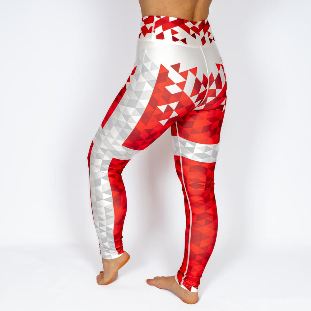 Kvinde i højtaljede mønstrede leggings. Meget elastiske og squat proof.