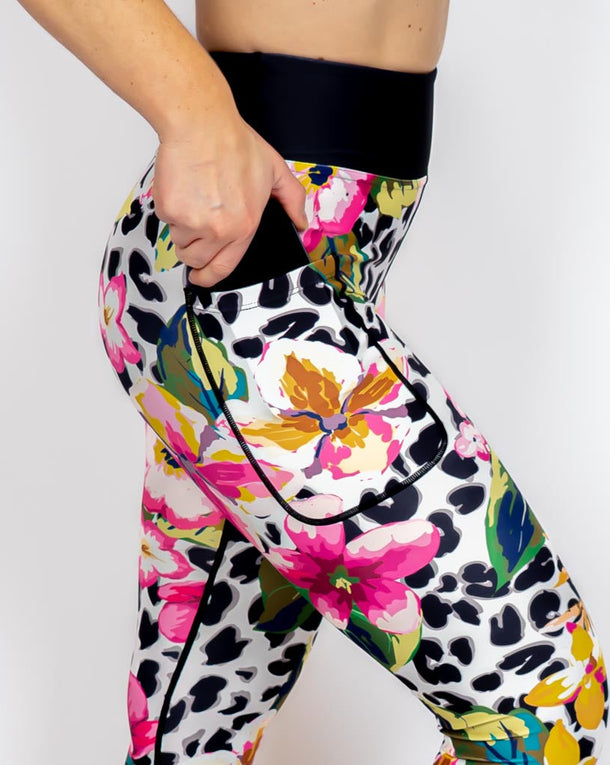 Kvinde i højtaljede mønstrede leggings. Tights har lommer på begge sider. Meget elastiske og squat proof.