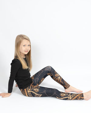 Barn i højtaljede mønstrede leggings. Meget elastiske og perfekt til leg og hverdag. Ikke gennemsigtige.