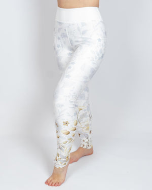Kvinde i højtaljede mønstrede leggings. Tights har lommer på begge sider. Meget elastiske og squat proof.