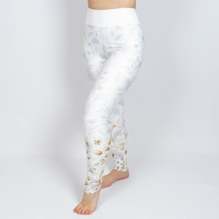 Kvinde i højtaljede mønstrede leggings. Tights har lommer på begge sider. Meget elastiske og squat proof.