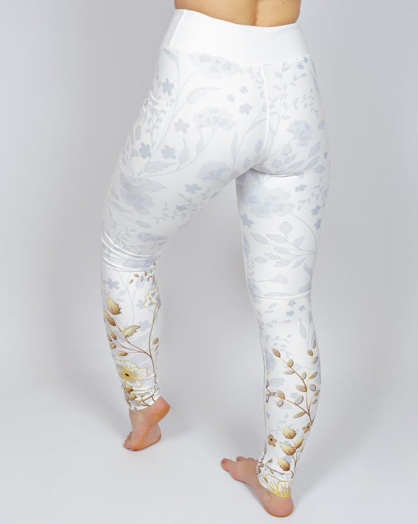 Kvinde i højtaljede mønstrede leggings. Tights har lommer på begge sider. Meget elastiske og squat proof.