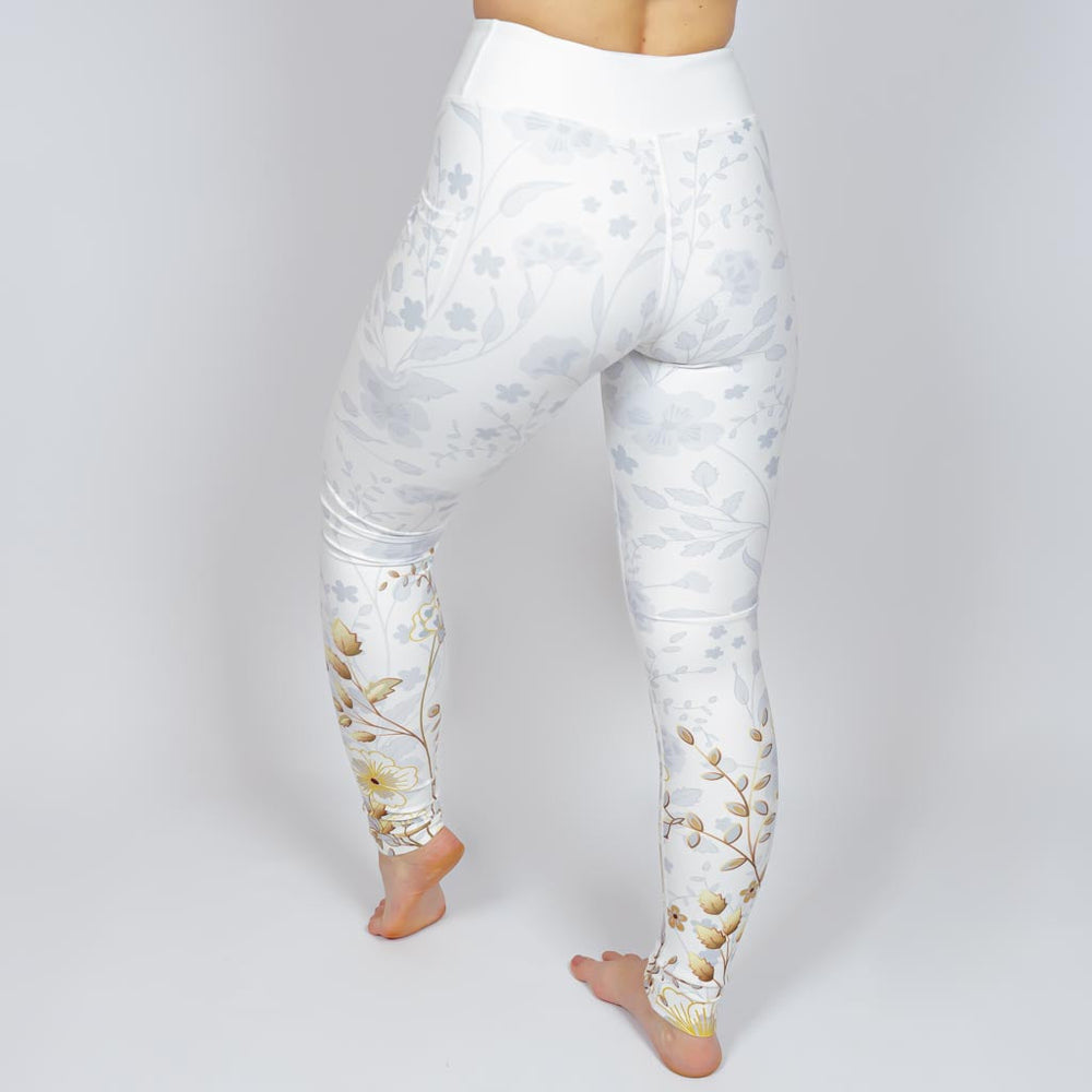 Kvinde i højtaljede mønstrede leggings. Tights har lommer på begge sider. Meget elastiske og squat proof.