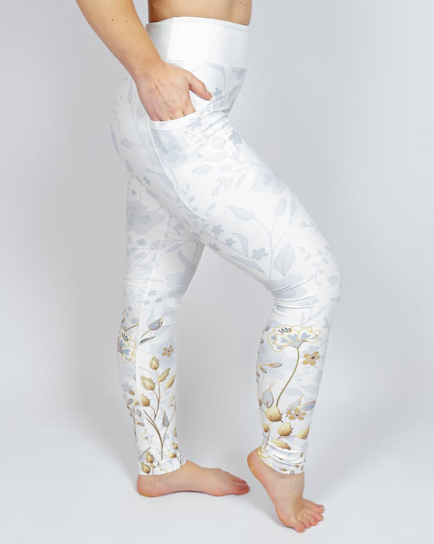 Kvinde i højtaljede mønstrede leggings. Tights har lommer på begge sider. Meget elastiske og squat proof.