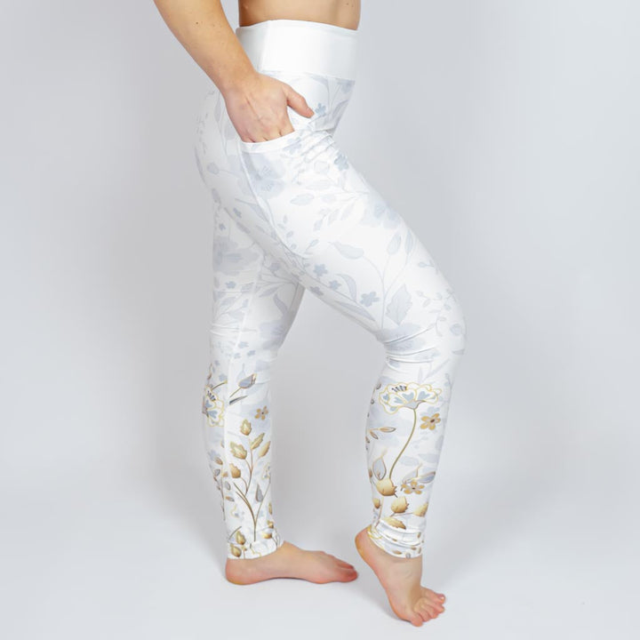 Kvinde i højtaljede mønstrede leggings. Tights har lommer på begge sider. Meget elastiske og squat proof.