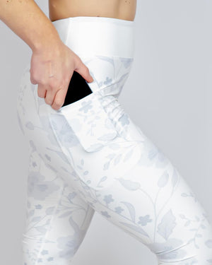 Kvinde i højtaljede mønstrede leggings. Tights har lommer på begge sider. Meget elastiske og squat proof.
