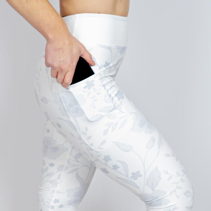 Kvinde i højtaljede mønstrede leggings. Tights har lommer på begge sider. Meget elastiske og squat proof.