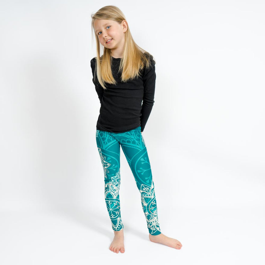 Barn i højtaljede mønstrede leggings. Meget elastiske og perfekt til leg og hverdag. Ikke gennemsigtige.
