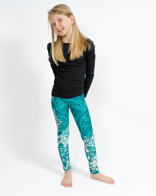 Barn i højtaljede mønstrede leggings. Meget elastiske og perfekt til leg og hverdag. Ikke gennemsigtige.