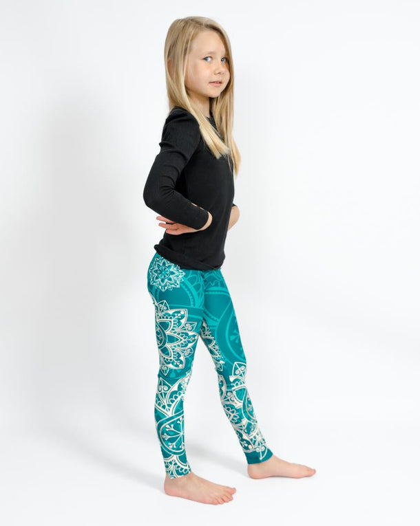 Barn i højtaljede mønstrede leggings. Meget elastiske og perfekt til leg og hverdag. Ikke gennemsigtige.