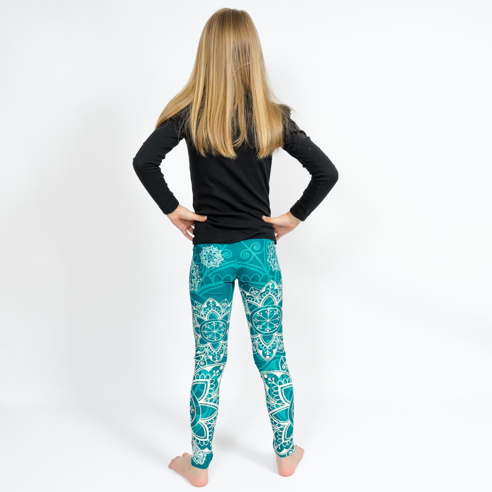 Barn i højtaljede mønstrede leggings. Meget elastiske og perfekt til leg og hverdag. Ikke gennemsigtige.