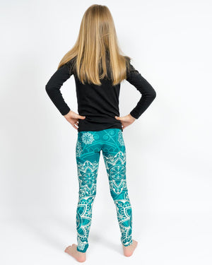 Barn i højtaljede mønstrede leggings. Meget elastiske og perfekt til leg og hverdag. Ikke gennemsigtige.