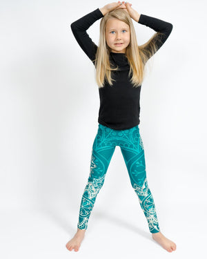 Barn i højtaljede mønstrede leggings. Meget elastiske og perfekt til leg og hverdag. Ikke gennemsigtige.