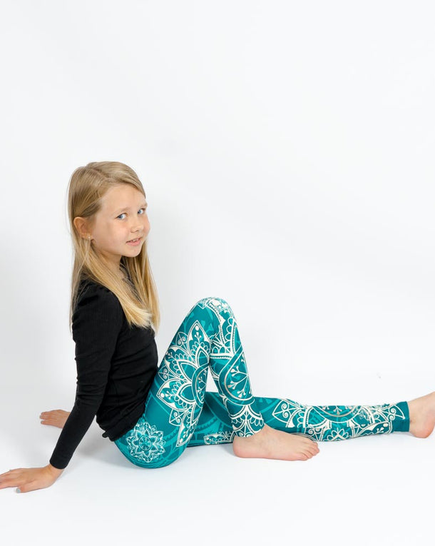 Barn i højtaljede mønstrede leggings. Meget elastiske og perfekt til leg og hverdag. Ikke gennemsigtige.