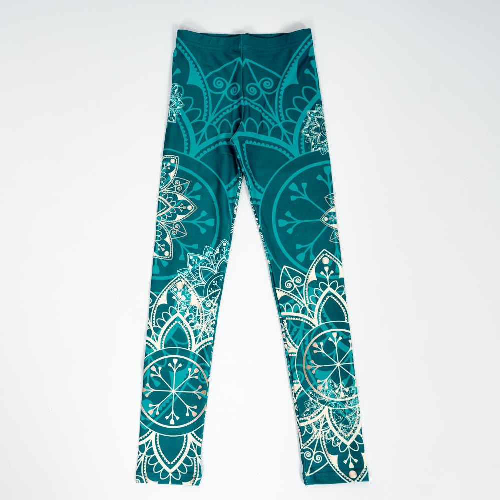 Barn i højtaljede mønstrede leggings. Meget elastiske og perfekt til leg og hverdag. Ikke gennemsigtige.