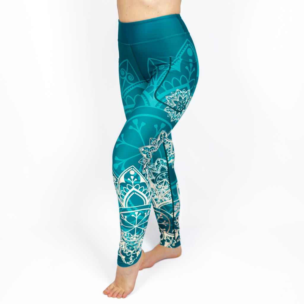 Kvinde i højtaljede mønstrede leggings. Tights har lommer på begge sider. Meget elastiske og squat proof.