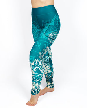 Kvinde i højtaljede mønstrede leggings. Tights har lommer på begge sider. Meget elastiske og squat proof.