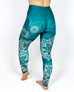 Kvinde i højtaljede mønstrede leggings. Tights har lommer på begge sider. Meget elastiske og squat proof.