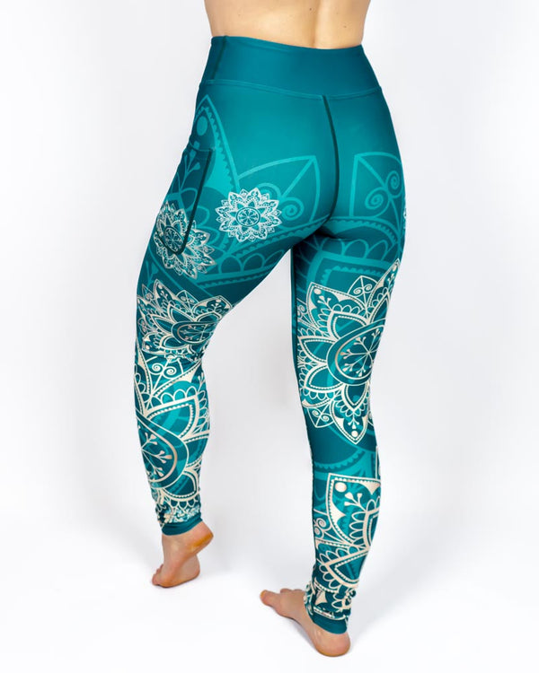 Kvinde i højtaljede mønstrede leggings. Tights har lommer på begge sider. Meget elastiske og squat proof.