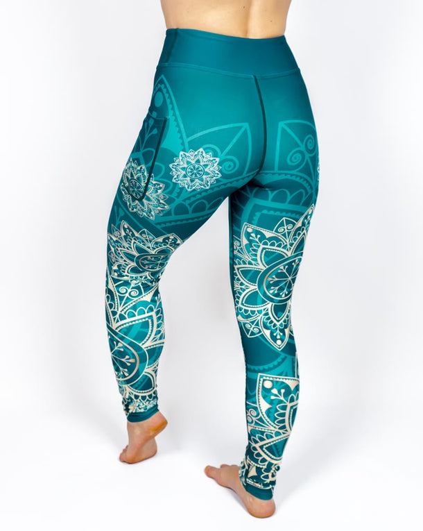 Kvinde i højtaljede mønstrede leggings. Tights har lommer på begge sider. Meget elastiske og squat proof.