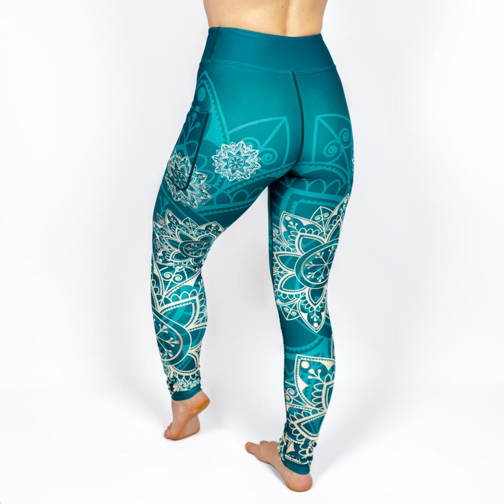 Kvinde i højtaljede mønstrede leggings. Tights har lommer på begge sider. Meget elastiske og squat proof.