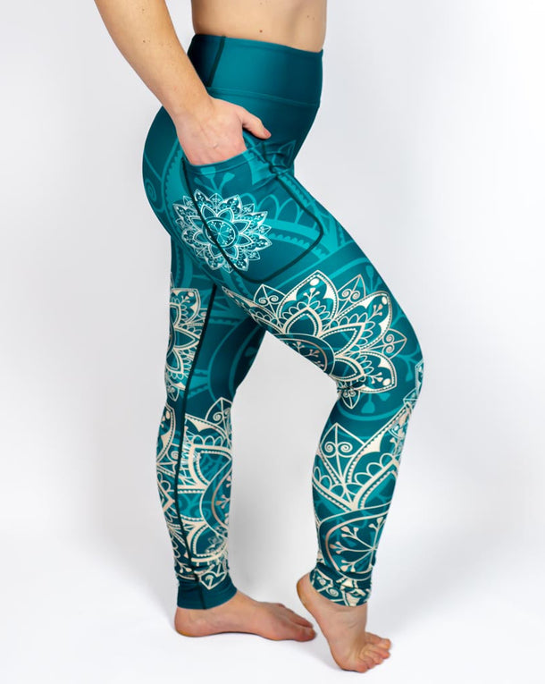 Kvinde i højtaljede mønstrede leggings. Tights har lommer på begge sider. Meget elastiske og squat proof.