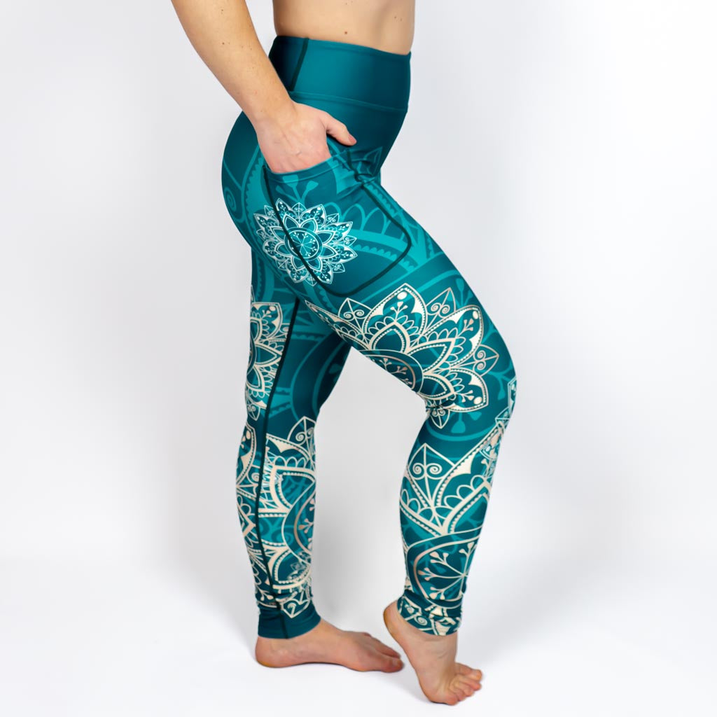 Kvinde i højtaljede mønstrede leggings. Tights har lommer på begge sider. Meget elastiske og squat proof.