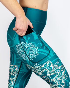 Kvinde i højtaljede mønstrede leggings. Tights har lommer på begge sider. Meget elastiske og squat proof.