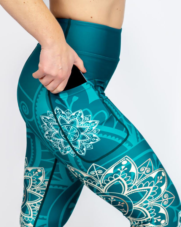 Kvinde i højtaljede mønstrede leggings. Tights har lommer på begge sider. Meget elastiske og squat proof.