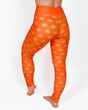 Kvinde i højtaljede mønstrede leggings. Tights har lommer på begge sider. Meget elastiske og squat proof.