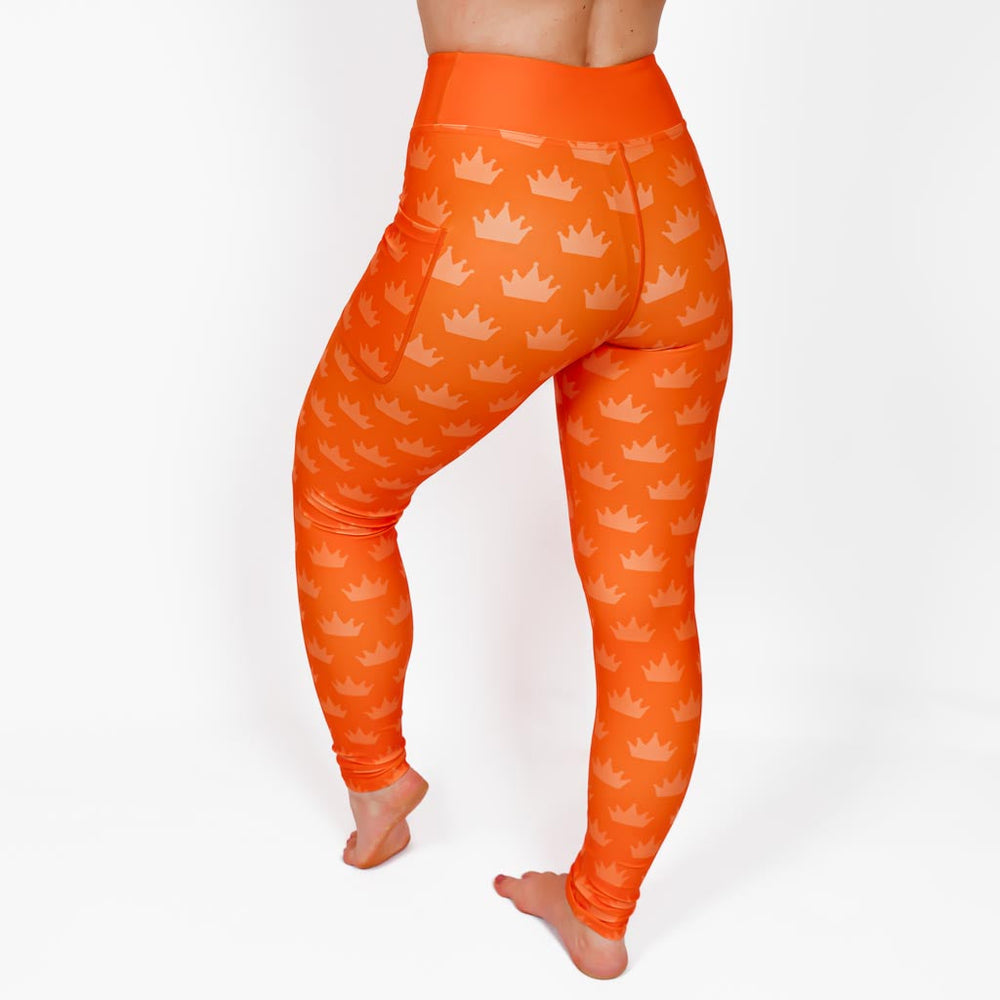 Kvinde i højtaljede mønstrede leggings. Tights har lommer på begge sider. Meget elastiske og squat proof.