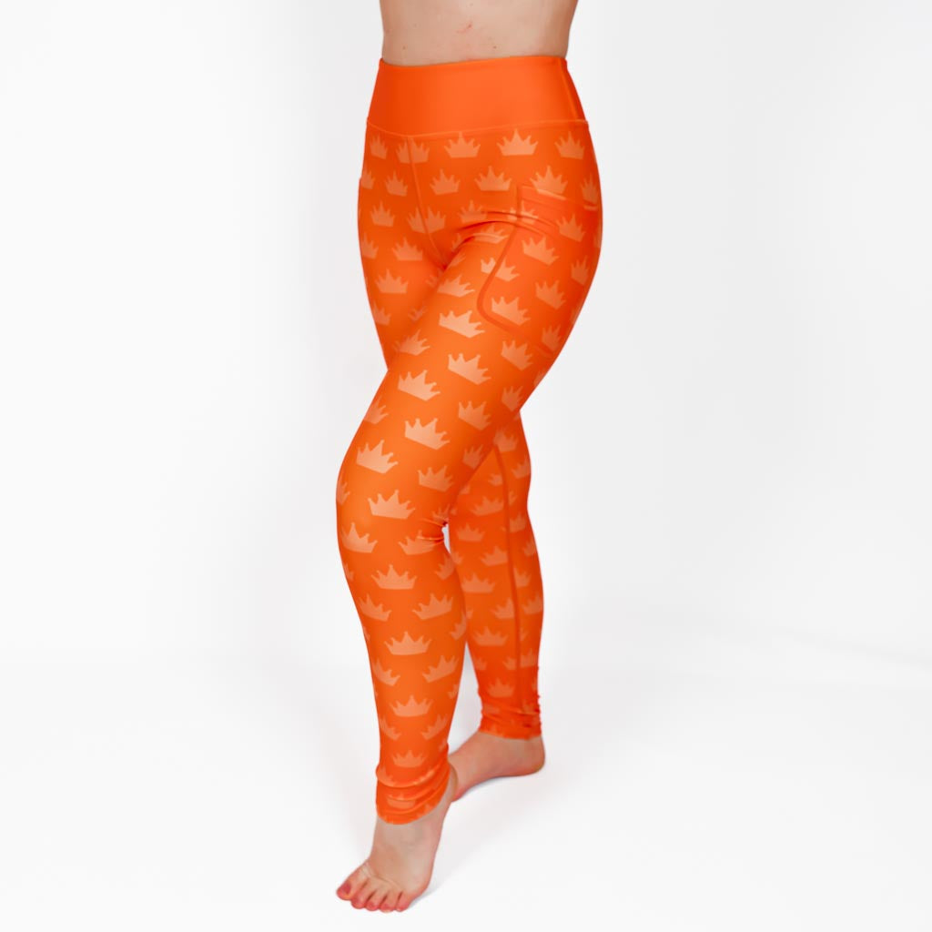 Kvinde i højtaljede mønstrede leggings. Tights har lommer på begge sider. Meget elastiske og squat proof.