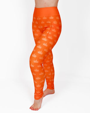Kvinde i højtaljede mønstrede leggings. Tights har lommer på begge sider. Meget elastiske og squat proof.