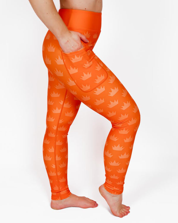 Kvinde i højtaljede mønstrede leggings. Tights har lommer på begge sider. Meget elastiske og squat proof.