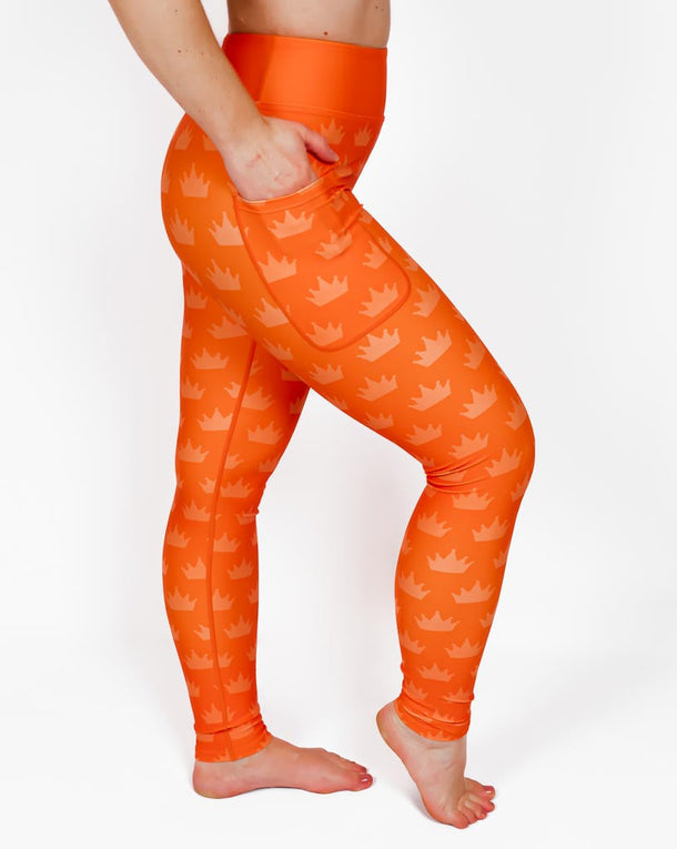 Kvinde i højtaljede mønstrede leggings. Tights har lommer på begge sider. Meget elastiske og squat proof.